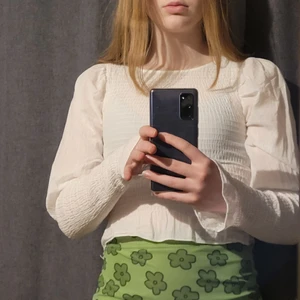 Vit tröja - En vit tröja från gina tricot med puffärmar. Den är i storlek xs och sparsamt andvänd😇🥰