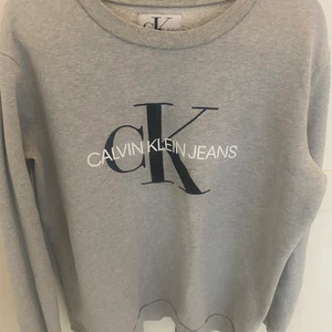 Calvin Klein  - Sweatshirt storlek Medium, normal i storleken! Köpt för cirka ett halvår sen men knappt använd!  