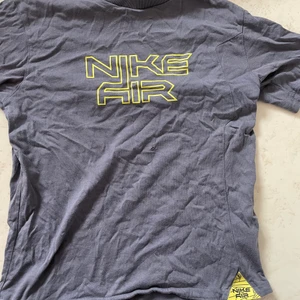 Grå Nike t-shirt - Säljer denna gråa t-shirt, den har ett litet hål under bröstet. Säljes pga att den ej kommer till användning 