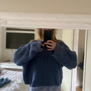 Stickad tröja  - Säljer en blå stickad från HM! Köparen står för frakten❣️