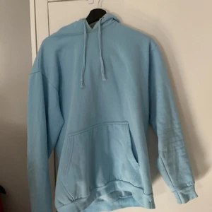 Ljusblå hoodie - Ljusblå hoodie i storlek L men som sitter mer som en M