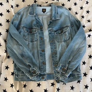 Lee jeans jacka Large - Lee jeans jacka i large knappt använd. Perfekt till sommaren, ett tidlöst plagg som passar båda tjejer och killar