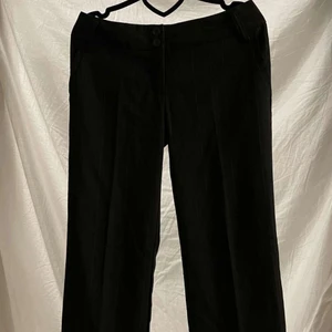 svarta kostymbyxor  - Sänkt pris!! jättesnygga kostymbyxor med tunna vita ränder. modellen på sista bilen är 166cm lång. Hör av er om ni har övriga frågor 💕💕