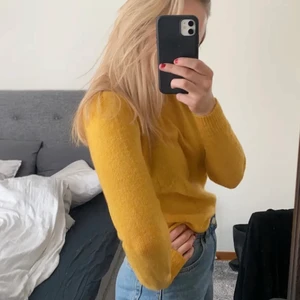 Gul stickad tröja - Jättefin gul stickad tröja från pieces storlek 36. Har aldrig kommit till användning hos mig. Så fin till våren då den är lite tunnare stickad. 90 kr plus spårbar frakt om det är aktuellt💓💕💗💞