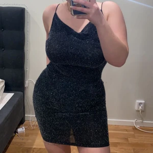 Glittrig klänning s/m - Denna klänningen är den största wow effekten någonsin! Så glittrig i alla ljus och superskön att ha på sig. Materialet är superstretchig så skulle kunna passa även en L men risken finns att den blir lite genomskinlig. Jag skulle säga att den är en perfekt M. ☺️ ✨Tveka inte på att ställa fler frågor, köparen står för frakten 💕