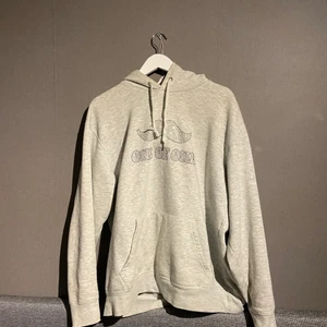 One Of One Hoodie - Strl L, använd men i relativt bra skick, 3st rhinestones borta men syns inte om man inte kollar noga