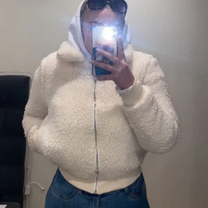 Vit fluffig jacka - Superfin, mjuk och fluffig vit vårjacka. Den är inte särskilt vindtät och därmed bättre som vårjacka än till vintern eller höst exempelvis. Jackan är knappt använd och toppenskick. Storleken är S men passar även M som är min vanliga storlek. ☺️ Köparen står alltid för frakten, dma gärna för mer information 💕