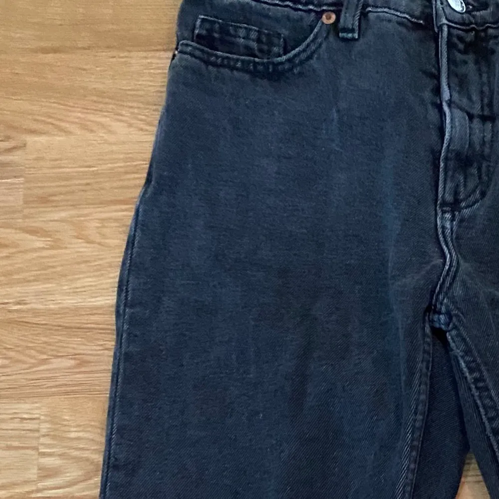 Jeans från Monki, storlek 25. Använd ett fåtal gånger, är i bra skick 👍🏼. Jeans & Byxor.