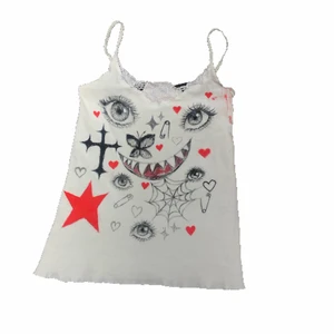 Spetslinne med tryck - så gulligt vitt linne med spets och motiv i textilfärg❤️‍🩹 inte storleksmärkt men passar s-m :) färgen håller i upp till 40 graders tvätt, dma vid frågor! <3       (frakt tillkommer på 30 kr)