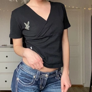 Playboy T-shirt  - Säljer snyggaste t-shirten från playboy då den inte kommer till användning!!❤️‍🔥❤️‍🔥❤️‍🔥 Storlek XL men passar bra på mig som vanligtvis bär storlek S.   OBS köpare står för frakt