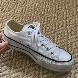 Converse - Säljer mina converse med platå! Använda fåtal ggr, (har en lite fläck på andra skon men syns knappt och går att tvätta hur lätt som helst i maskinen) inköpta för 839kr men säljer för 400! 