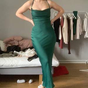 💕AVSLUTAD💕 Säljer denna extremt vackra klänning som är helt slutsåld från asos. Modellen heter ”smaragdgrön klänning”. Skriv privat för bud. Jag kan mötas upp i uppsala, annars står köparen för frakt☺️💕  Högsta bud: 800kr🌸 Budgivningen avslutas 12e april