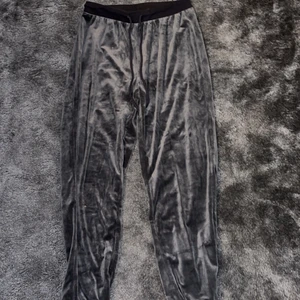 Gråa mjukisbyxor, storlek S - Ett par väldigt mysiga mjukisbyxor i skönt material, säljer dem då dem är för stora för mig. Dem är som nya då dem e använda typ en gång, pris kan diskuteras och frakt diskuteras vid intresse.