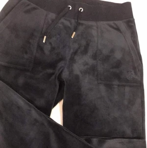 Juicy couture marin blåa byxor storlek S - Juicy Byxor marin blå inte ofta använd,anledning för stor. Storlek S, Köpt för 2200kr