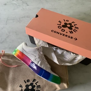 Golf le fleur x converse regnbåge - Sparsamt använda skitsnygga golf le fleur, där det medföljer orginalkartong. Funkar perfekt för att göra ett statement i en annars tråkig outfit! Köptes för cirka 1200+tull. Köparen står för frakt💗 Kan köpas direkt 