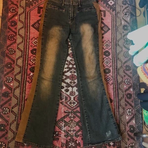 Flared y2k jeans - Jätte fina flared jeans med många detaljer! Möjlighet till snörning på sidan ! Står 40 i midjan men skulle säga 38:) I använt men fint skick! Gratis frakt!<3