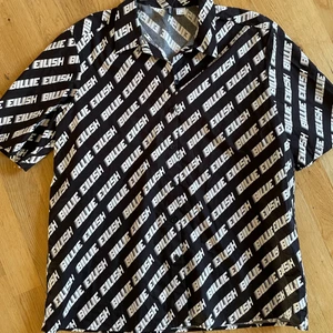 Billie Eilish skjorta  - Oversized Billie Eilish skjorta i mycket bra skick . Storlek S. Porto tillkommer. 