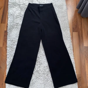 Byxa Ginatricot  - • Svarta breda byxor utan fickor med liten dragkedja vid sidan. Väldigt fint skick. Supersköna men har ingen användning av dem •