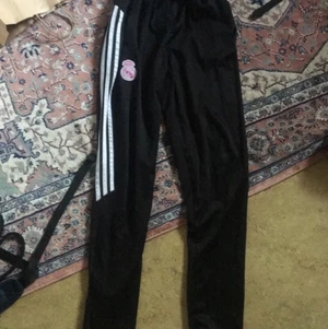 Adidas byxor  - Sköna adidas byxor med skönt och lent material de är storlek medium men är inte stora så de är typ som xs eller s men de är långa men inte jätte