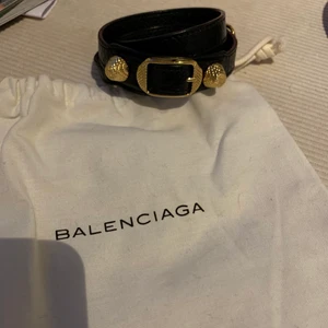 Belamciaga armband  - INTRESSEKOLL: Jätte snyggt balenciaga armband i svart och guld. Jätte fint skick , bag medföljer med armbandet💕
