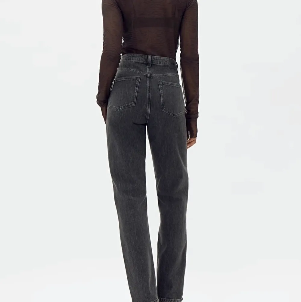 Weekday jeans i modellen “Rowe” Storlek 28/32.  Är  endast använda några få gånger. Köparen står för frakten 💕. Jeans & Byxor.