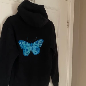 The cool elephant hoodie  - Säljer denna hoddie ifrån the cool elephant. Storlek M.