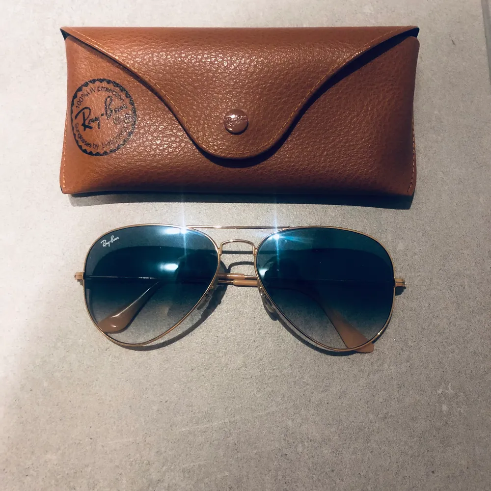 Nya Pilotbågar ifrån Ray-ban, blå melerad 💙 . Accessoarer.