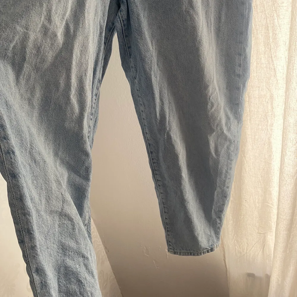 Ballon jeans är lite större i benen, typ som momjeans. SITTER SÅ SNYGGT, var typ en Small/Medium när jag hade dessa men nu passar de ej.. Jeans & Byxor.