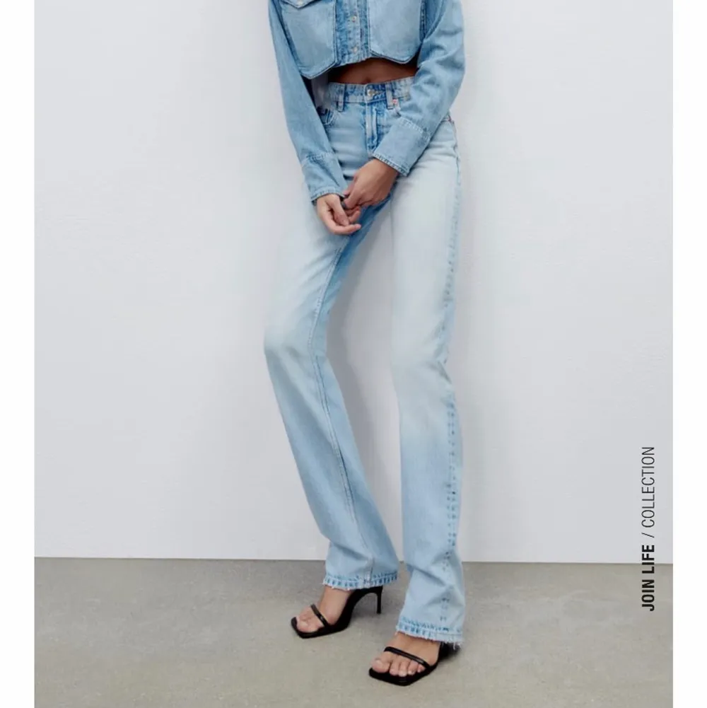 Säljer de klassiska mid Rise Zara jeansen! säljer de för tycker de tyvärr är för korta för mig som är 173 lång. De är alltså oanvända och i nyskick💖 de är uppsprättade längst ner i kanten i ett försök för att få dem längre och ger en extra cool liten  detalj 💖 tveka inte att höra av dig vid funderingar, fler bilder eller pris❤️. Jeans & Byxor.