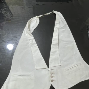 White vest  - Här har vi en vit väst med öppet rygg och en V-cut för mer sexisness framför 😘. 