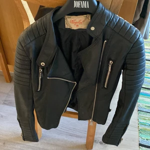 Skinjacka  - Säljer denna skinjacka i 36. Knappt använd och säljer för 300 + frakt