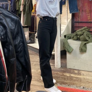 Svarta Levis jeans - Straight leg Levis jeans🖤storlek 25 i midjan men skulle även passa 26 eftersom att de är för stora för mig, vilket är anledningen till att jag säljer dem. Är 165 cm lång. Nypris: 1300 kr. Byxorna är i väldigt bra skick.
