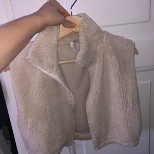 Teddyväst  - Helt ny teddyväst i kort modell ä