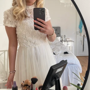 Student klänning 💕💕💕 - Säljer min superfina studentklänning från Ida Sjöstedt. Använd en gång och är helt perfekt till studenten. Passar mig som pendlar mellan 36 o 38 😍💕✨🤪✌🏽😊🥰💋😇💘 Orginalpris 2.999