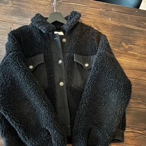 Jacka zara - Jacka från zara i Teddy-material. Storlek M 