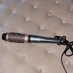 Remington varmluftsborste  - Använd några gånger. Varmluftsborsten från Remington som ger ditt hår extra näring och glans medan du stylar det, av keratin och mandelolja. 38 mm tjock och perfekt för dig som vill bygga volym eller forma snygga lockar 💜💜