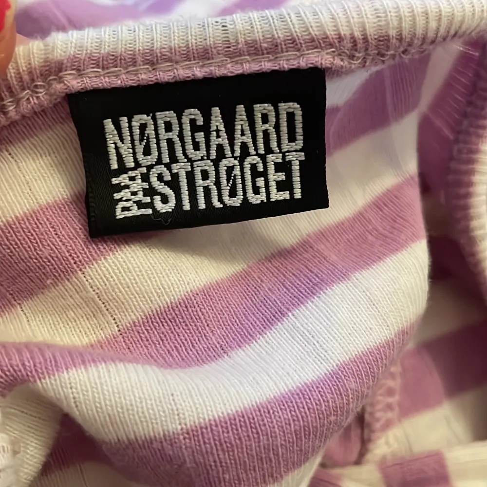 Mads nørgaard tröja. Inga defekter, ser som ny ut. Postar spårbart.. T-shirts.