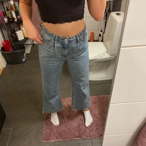 Blåa jeans  - Säljer mina skitsnygga blåa jeans som är ifrån NA-KD, dom är i lite "kortare" modell på mig som är 1,70 men sitter nog annorlunda på någon kortare om man inte vill ha dom i en croppad känsla. Dom är endast använda ett fåtal gånger så i toppskick. Säljer dom för att dom aldrig kommit till användning.