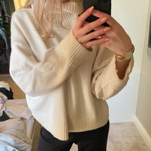 Stickad tröja - Vit stickad tröja, perfekt med en dunväst över. Passar en XS/S, pris 100kr+frakt💗