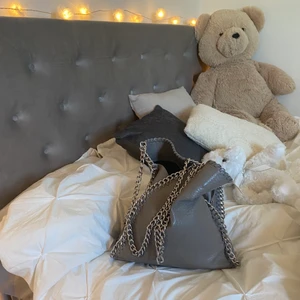 Kedje väska - Säljer denna superfina tiamo väska som jag köpte i höstas från scorrett för 550kr! Knappt använd så ser ut som ny!