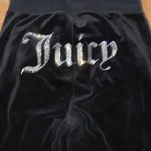 Juicy couture  - Säljer men Skulle gärna vilja hitta nån som skulle vilja byta mot ett par likadana juicy byxor antingen med text elr med fickor där bak och i storlek XS då det här är S och de är förstora  för mej. de är i jätte bra skick o alla pärlor/diamanter är kvar.☺️