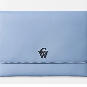 Datorfodral  - Säljer mitt Carin Wester datorfodral, näst intill oanvänd. Köptes för 400kr, säljer för 250+ frakt (66kr) 