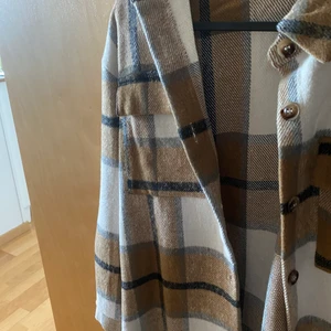 Kavaj/Jacka - Mönstrad  - Aldrig fått komma till användning tyvärr. Superbra passform, skönt material, perfekt till våren!