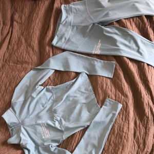 Träningsset  - Träningsset i nyskick! Säljer eftersom jag blir för varm av att träna i långärmat. Storlek 34 i tightsen och 38 i tröjan.