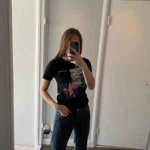 T-shirt med tryck - T-shirt med cool tryck och lite färg. Från mango i storlek XS💥