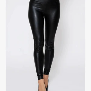 Sanne Alexandra Leather Leggings - 38 - Leather Leggings från Sanne Alexandra Stockholm i storlek 38.   **OBS!** Finns en liten reva, (inte ett hål) baktill, syns knappt när de är på även om det ser ut så på bilderna. Övrigt i fint skick! 