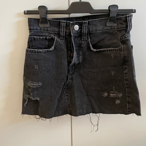 Svart jeanskjol  - Super fin svart jeanskjol. Storlek 36. Knappt använd. Från Gina tricot 