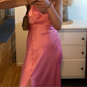 Rosa klänning från zara, använt en gång så i bra skick!!! Passar som M/L. Skriv vid intresse och om ni vill ha fler bilder❤️
