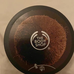 Skrubb  - Jag säljer en helt ny och oanvänd skrubb från the body shop med smak av cocos hoppas du vill köpa💗☀️