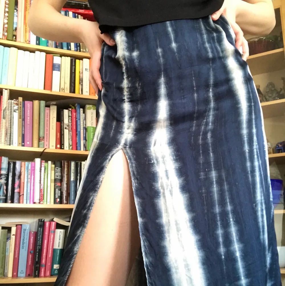 Medellång blå satinkjol med 2000s vibes⚡️⚡️ kjolen är i storlek 36 från weekday och köptes förra sommaren💫 säljer eftersom jag tycker den är lite för kort på mig som är 177 (slutar vid mitten av vaden) 🌟 passar mig som brukar ha M men skulle även passa en S🌙 frakt ingår inte i priset. Kjolar.